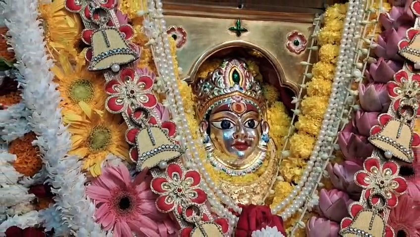 Varanasi News: घंटियों की माला से सजा मां चंद्रघंटा का स्वरूप, पंचद्रव्य स्नान के बाद खुला मां का द्वार