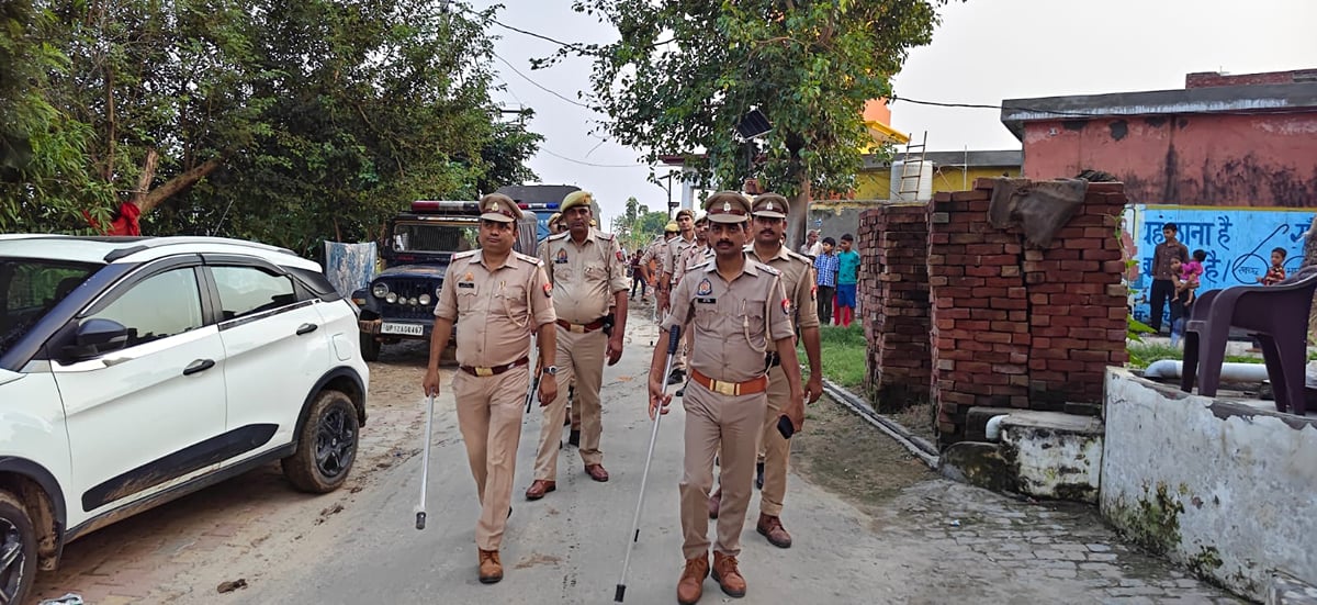 Meerut News: मुंडाली पुलिस का गांवों में पैदल मार्च, एक बुलेट सीज