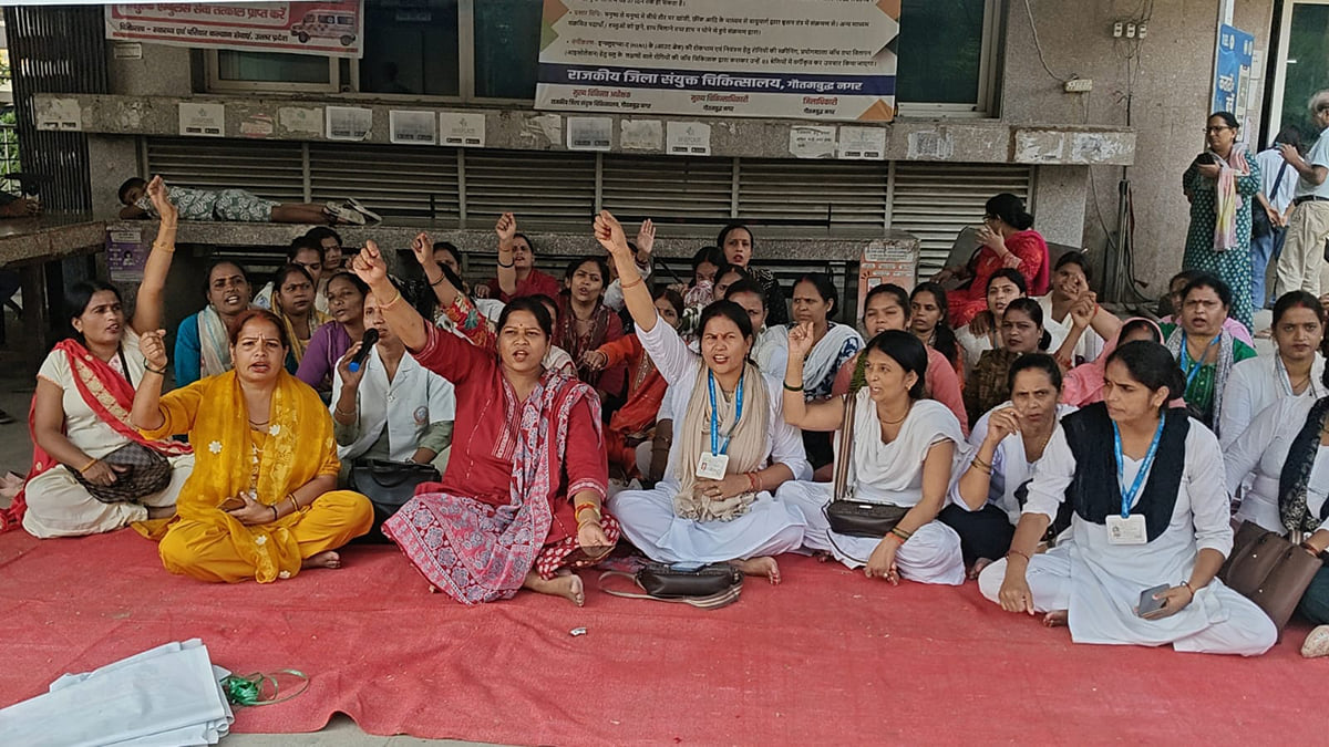 Noida News: एनएचएम कर्मचारियों की हड़ताल से टीबी मरीजों की जांच प्रभावित