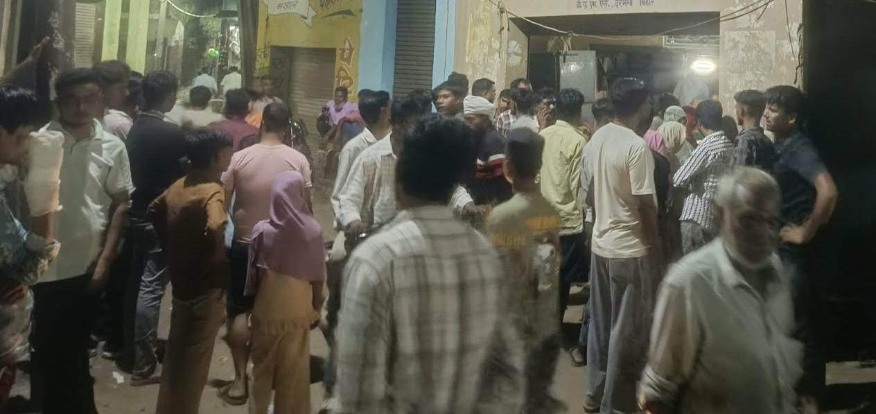 नगर के मोहल्ला शहबाजपुर में झोलाछाप के यहां अधेड़ की मौत के बाद हंगामा करने के दौरान जुटी भीड़।