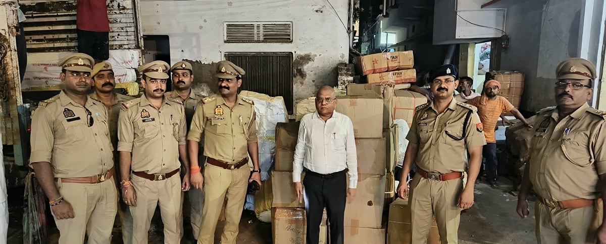 Ballia News: ट्रांसपोर्ट से 21 कार्टून में लाखों रुपये के पटाखे बरामद, सील