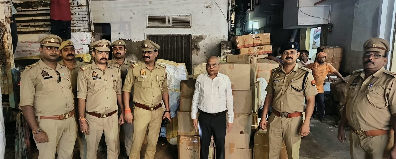 नगर के मवेशी अस्पताल रोड स्थित एक ट्रांसफोर्ट में पकड़े गए पटाखों के साथ नगर मजिस्ट्रेट आशारा