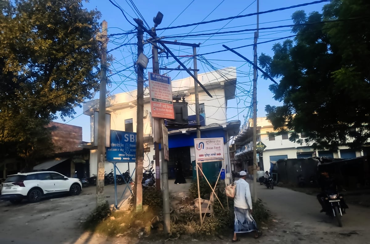 Azamgarh News: हर छह मीटर पर कस्बे में लगे मिलेंगे बिजली और स्ट्रीट लाइट के खंभे