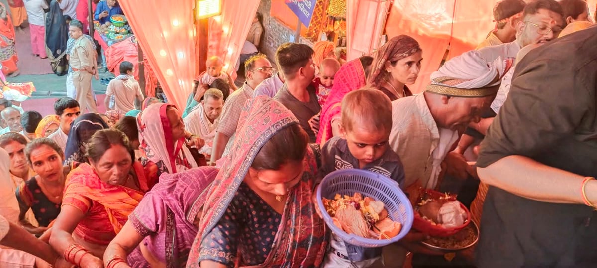 Kaushambi News: मां चंद्रघंटा की पूजा से दूर होती हैं भक्तों की बाधाएं