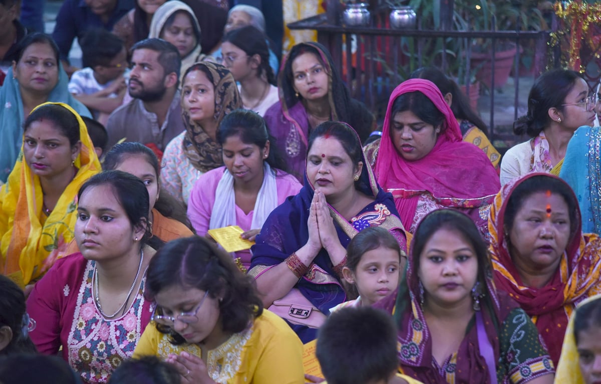 Lucknow News: फूल, चुनरी और प्रसाद से मां चंद्रघंटा का पूजन