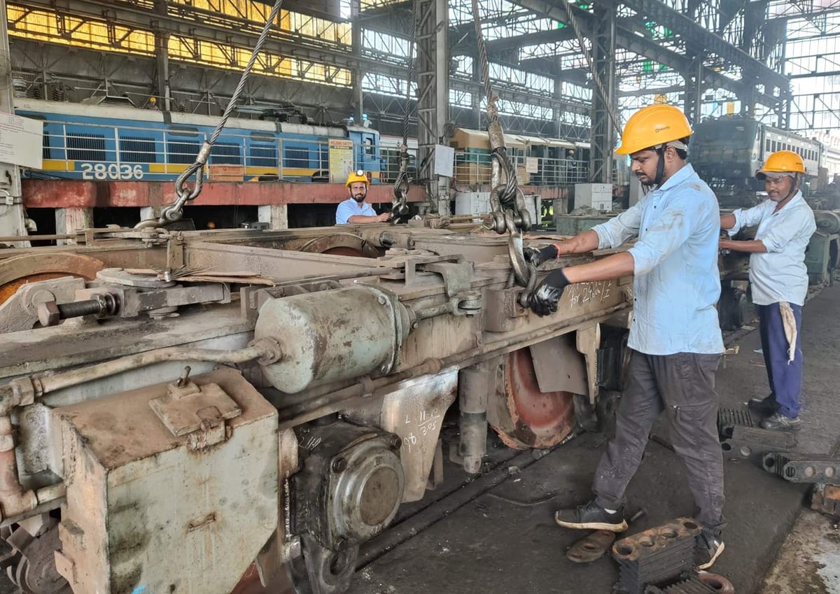 Chandauli News: 100 इंजनों को संभाल कर सर्वश्रेष्ठ बना पीडीडीयू मंडल का डीजल शेड