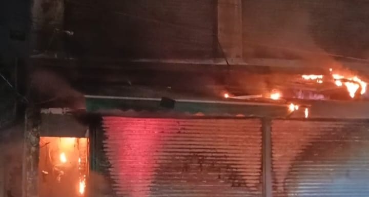 पुलिस चौकी सराय के पास फर्नीचर की दुकान में लगी आग। संवाद