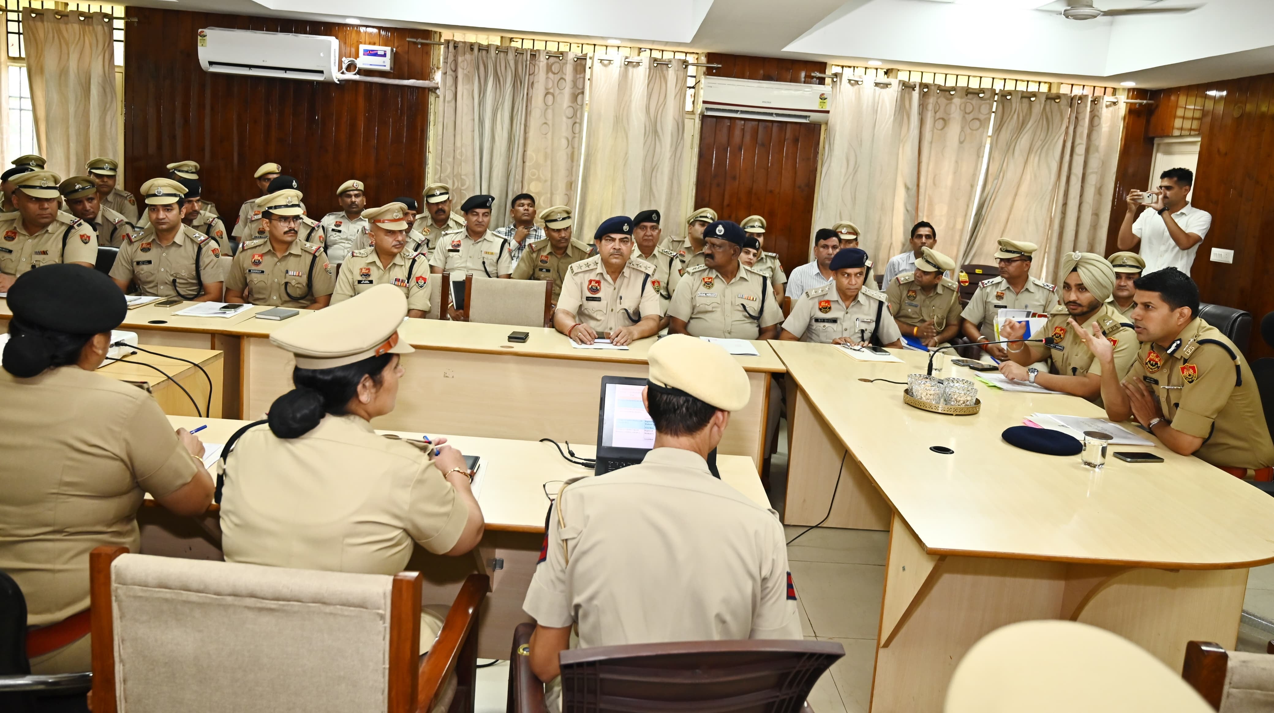 The IG reviewed crime, law and order, and pending cases, and issued instructions to the station in-charges.