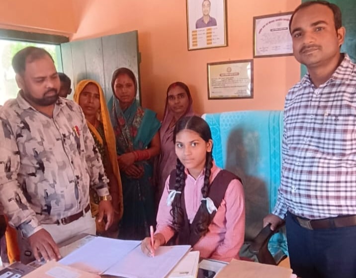 Kushinagar News: प्रधानाध्यापक तो कहीं बैंक मैनेजर बनीं बेटियां