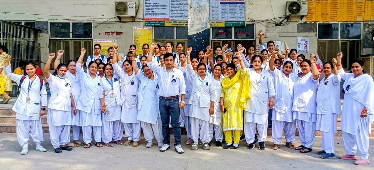 Agra News: गृह जनपद में तैनाती की मांग को लेकर नर्सेज संघ का पांचवें दिन भी प्रदर्शन