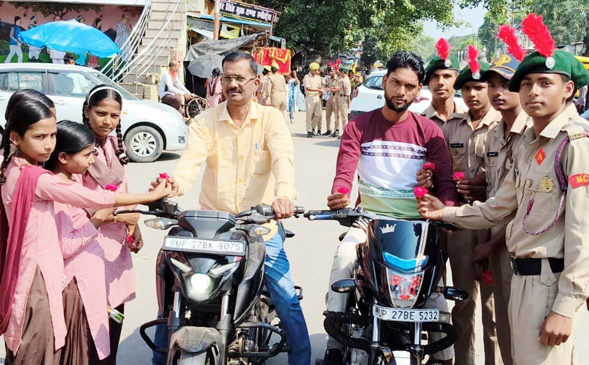 Shahjahanpur News: पुवायां में पुलिस के साथ छात्र-छात्राओं ने चलाया यातायात जागरूकता अभियान