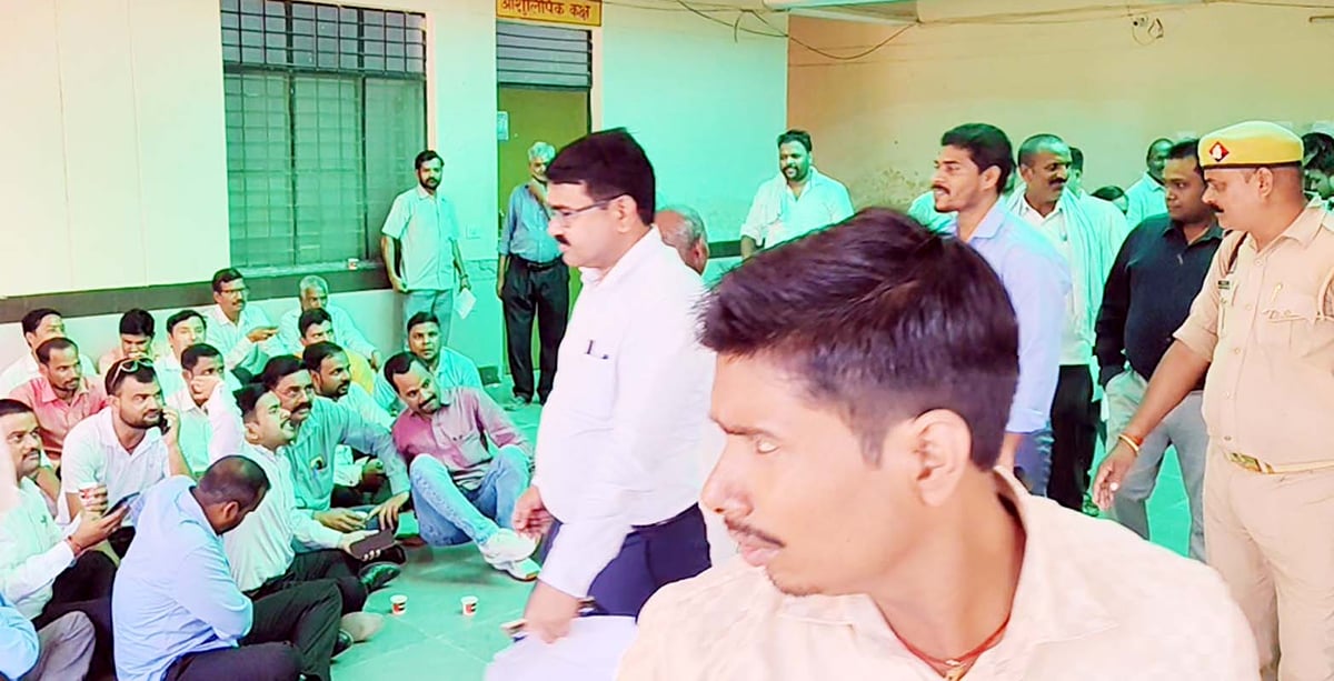 Shahjahanpur News: पुवायां में एसडीएम से विवाद के बाद वकीलों ने किया हंगामा, धरने पर बैठे