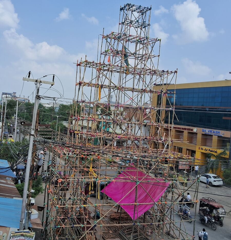Sultanpur News: ऊपर तारों का जाल, दुर्गा पंडालों का घटा आकार