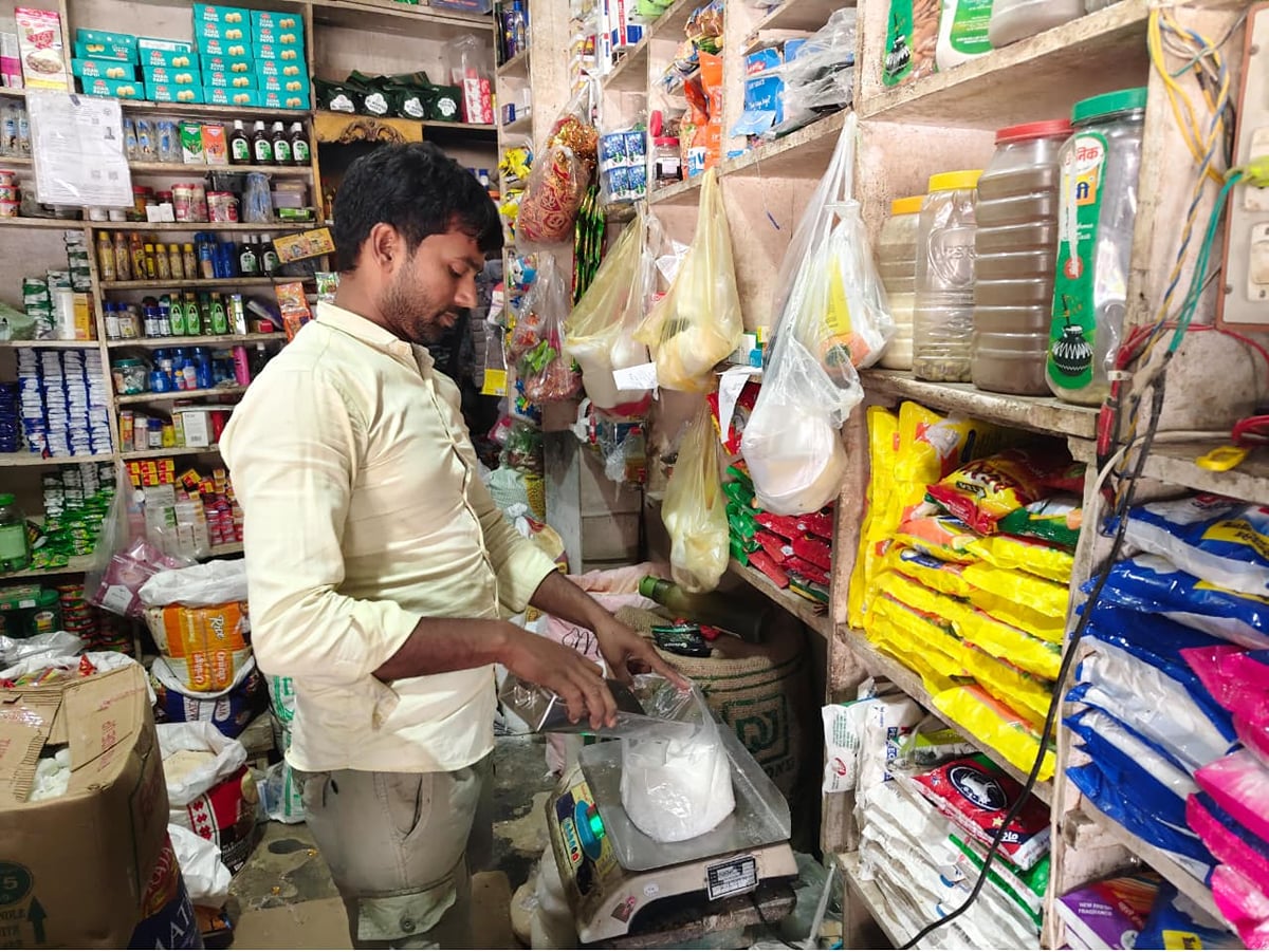 Ambedkar Nagar News: त्योहार से पहले महंगी हुई चीनी