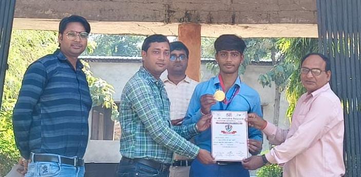 राजकीय हाईस्कूल भुईलीखास में सागर को सम्मानित करते प्रधानाचार्य डॉ० अगस्त मुनि उपाध्याय।-सोशल म