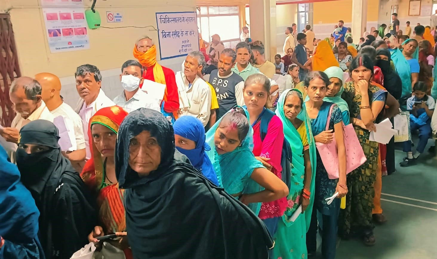 राजकीय मेडिकल कॉलेज की ओपीडी में मेडिसिन कक्ष के बाहर लगी मरीजों की लाइन। संवाद