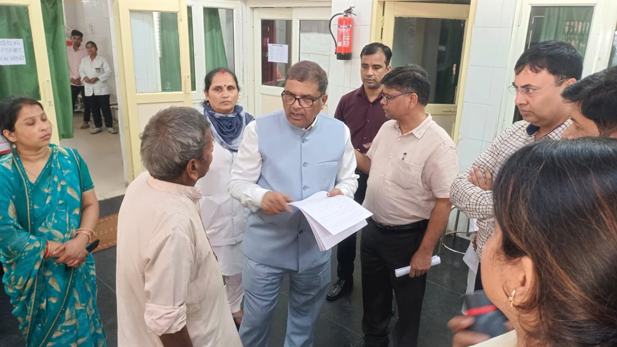Shahjahanpur News: शासन स्तर से आई टीम ने किया निरीक्षण, मरीजों से लिया फीडबैक
