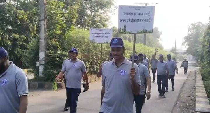 no rallies needed: SECL Dipka GM's surprise inspection, angry over dust on tables and computer screens.