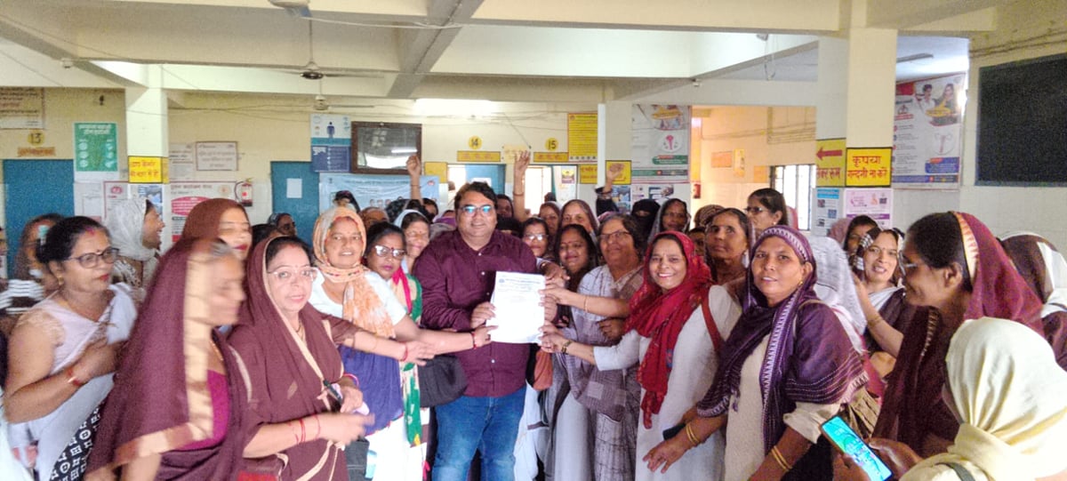 Meerut News: मांगों के लिए आशाओं और आशा संगिनियों ने किया कार्य बहिष्कार