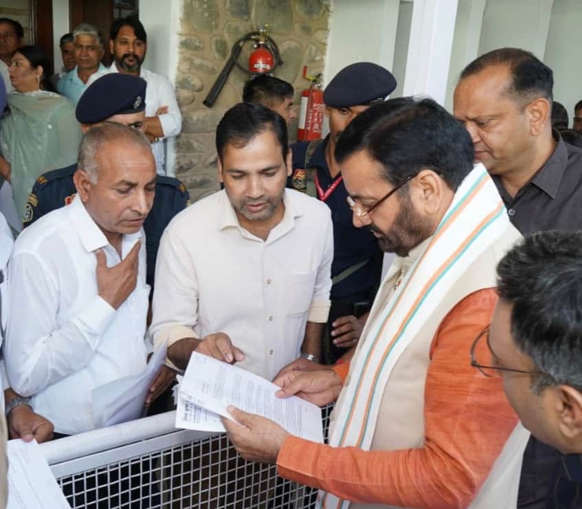 सीएम के सामने अपनी बात रखते पार्षद। स्रोत : पार्षद