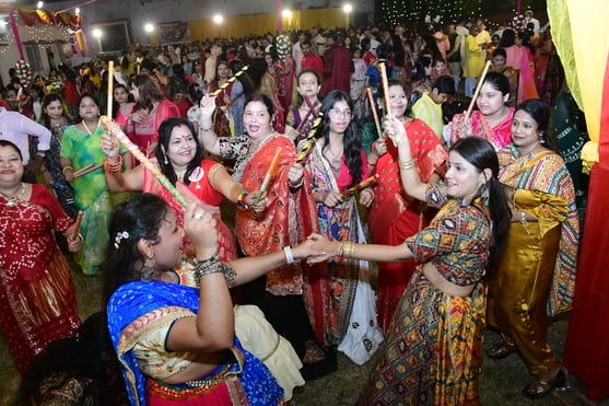 Varanasi News: डांडिया उत्सव में भक्ति और उल्लास के संग थिरके कदम