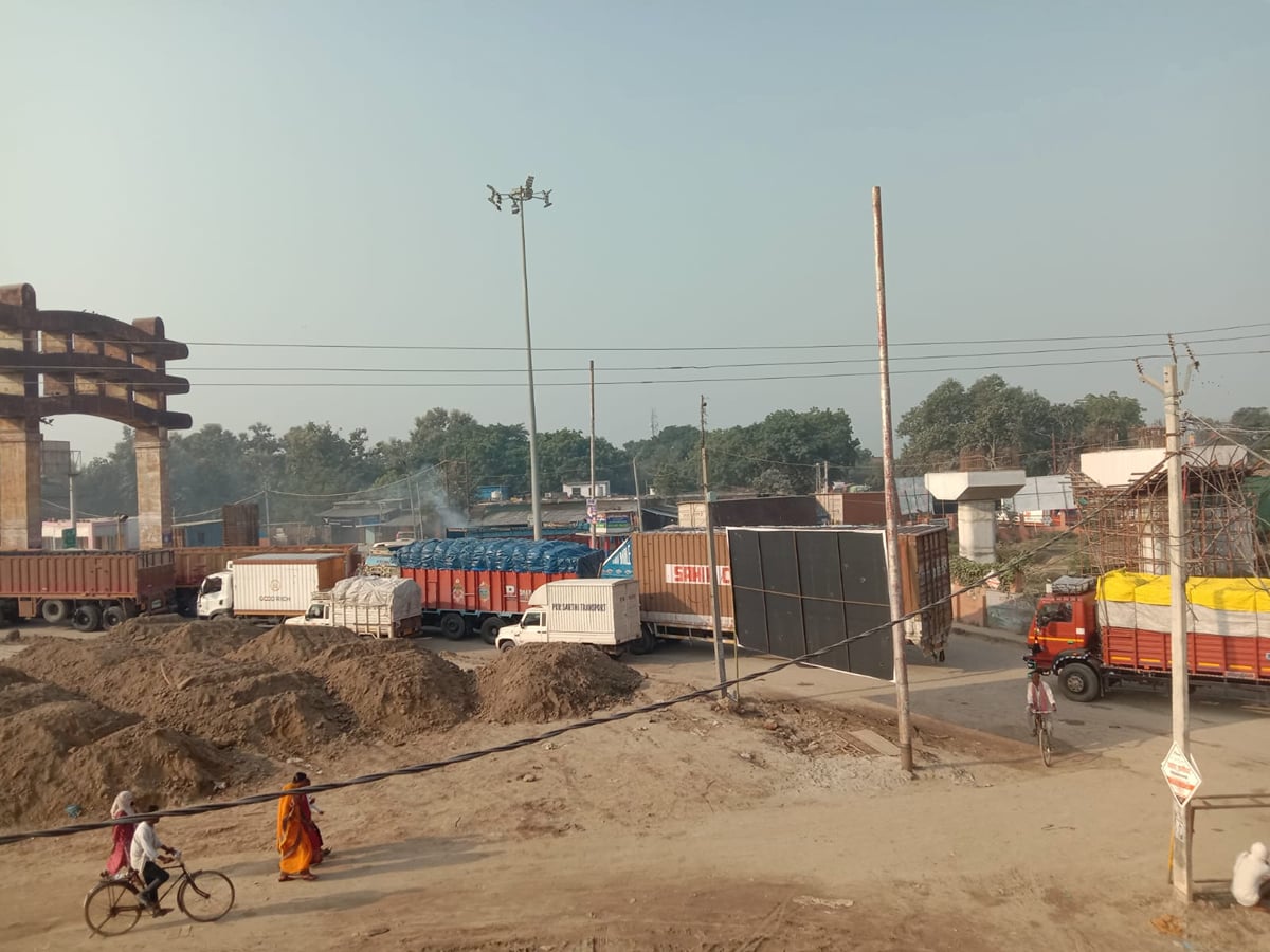 Ballia News: दो बड़े ट्रेलरों ने थामी रफ्तार, भरौली गोलंबर पर 18 किमी लंबा जाम