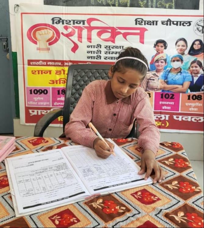 Etah News: छात्रा वंशिका और चिंकी बनीं एक दिन की प्रधानाध्यापिका