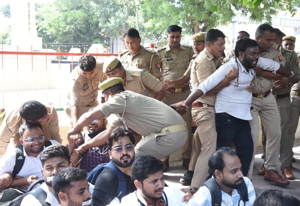 Lucknow News: समान वेतन मांग रहे डॉक्टरों से पुलिस की झड़प
