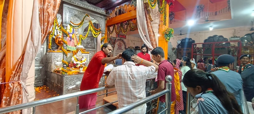 Sant Kabir Nagar News: मां के दर्शन को उमड़े श्रद्धालु, गूंजते रहे जयकारे