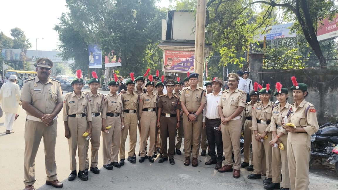 Meerut News: एनसीसी कैडेट्स ने लोगों को यातायात नियमों के प्रति किया जागरूक