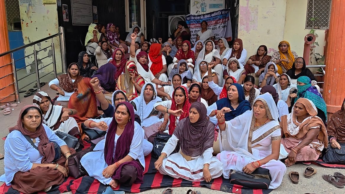 Meerut News: सरधना में आशा कार्यकर्ताओं का धरना, एक की तबीयत बिगड़ी