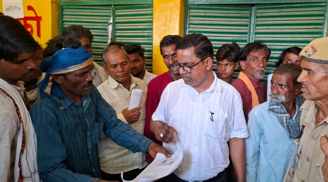Lalitpur News: खाद के लिए समिति पर भीड़ देख एसडीएम ने शुरू कराई टोकन व्यवस्था