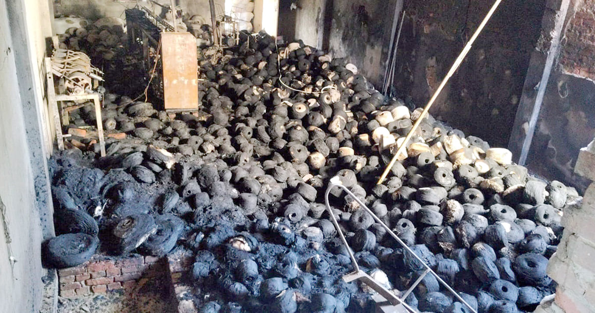 Bhadohi News: कारखाने में आग से मशीन, सूत और कच्चा माल जला