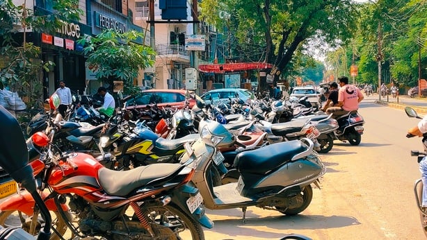Lalitpur News: रेलवे रोड के फुटपाथ पर कारोबारियों का कब्जा, सुबह से सड़क पर खड़े हो जाते वाहन