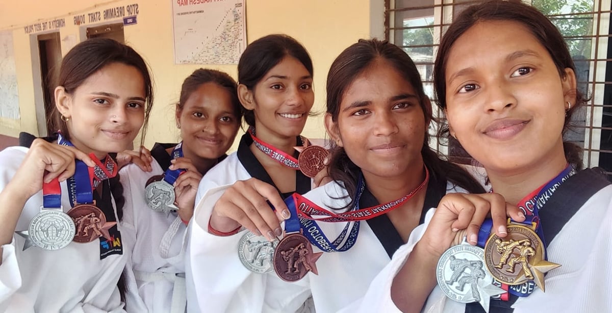 Azamgarh News: स्टेट ताइक्वांडो में विवि की छह खिलाड़ियों ने जीते पदक