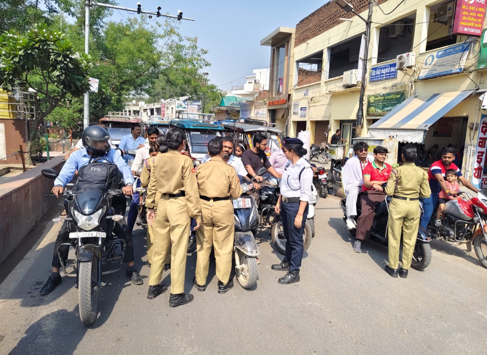 सड़क पर उतर यातायात व्यवस्था संभालती एनसीसी कैडे्टस। स्त्रोत: पुलिस