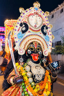 शोभायात्रा में काली का स्वरूप।