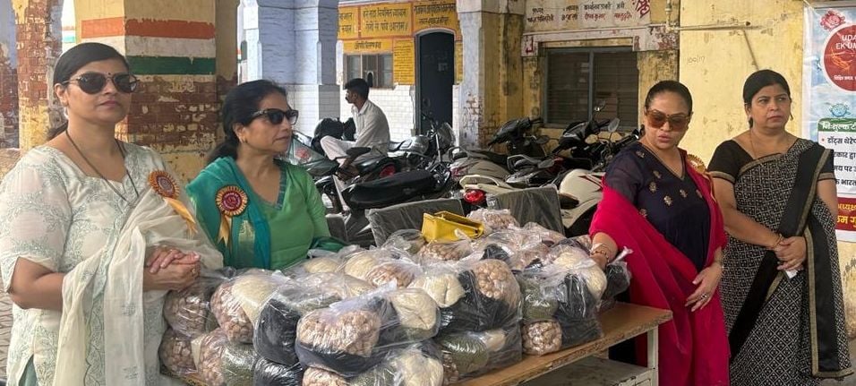 Shahjahanpur News: पोषण पोटली के साथ क्षय रोगियों को बीमारी से लड़ने का हौसला दे रहा महिलाओं का समूह