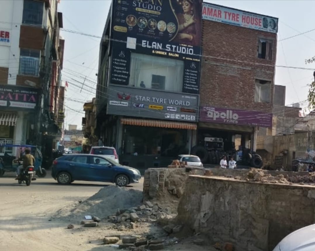 शहर के एक भवन पर लगाए होर्डिंग्स। 