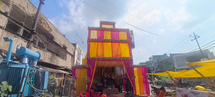 Sant Kabir Nagar News: हादसों से नहीं ले रहे सबक, तारों के नीचे सजा रहे पंडाल
