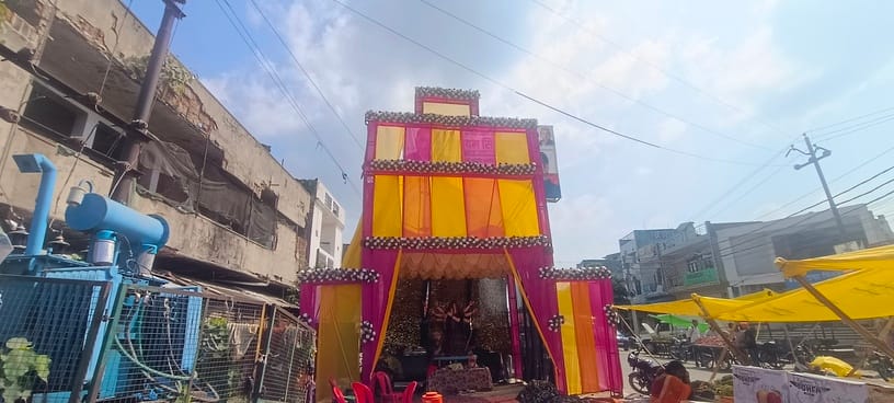 शहर के पुरानी सब्जी मंडी के पास लगा पंडाल जो हाईटेंशन तार के नीचे व ट्रांसफार्मर के बगल में है-