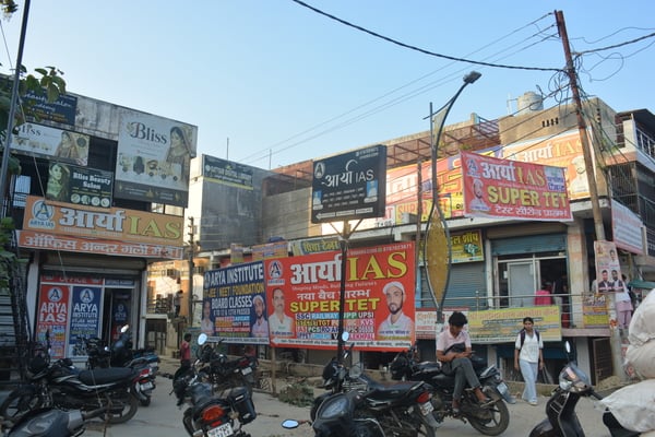 Ayodhya News: अवैध होर्डिंग से शहर हो रहा बदरंग
