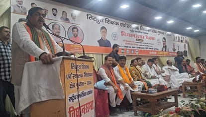 शिक्षा मंत्री का विरोधी पर निशाना