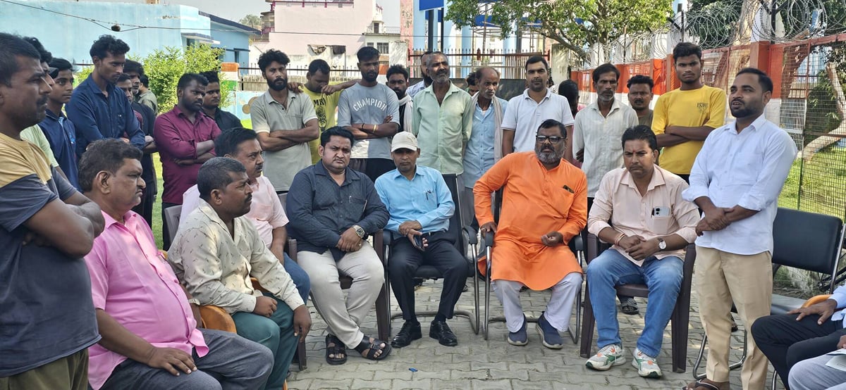 Shahjahanpur News: तिलहर में सफाईकर्मियों की हड़ताल से जगह-जगह लगे कूड़े के ढेर