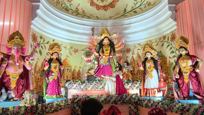 टाउन हॉल में स्थापित माता दुर्गा की प्रतिमा। अमर उजाला