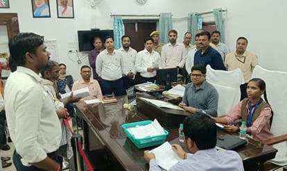 दो घंटे के लिए डीएम बनी तान्वी तिवारी को अपनी समस्या बताते नानाटीकुर गांव के सुनील कुमार। संवाद