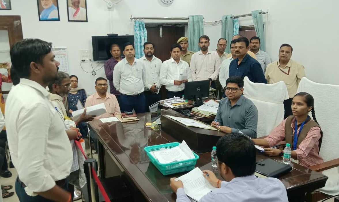 Unnao News: दो घंटे के लिए डीएम बनी छात्रा ने तीन शिकायतें निपटाईं