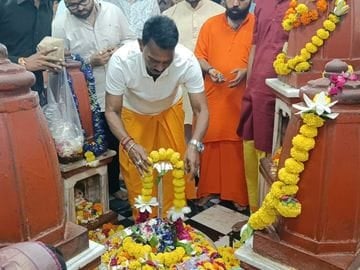 दतिया: मां बगुलामुखी के दर्शन करने पीतांबरा पीठ पहुंचे मंत्री तुलसी सिलावट, वनखंडेश्वर महादेव का जलाभिषेक किया