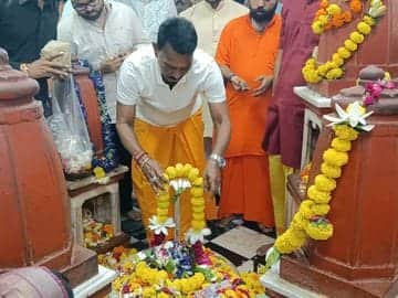 Datia: Minister Tulsi Silawat Offers Prayers at Maa Pitambara Peeth, Seeks Prosperity and Peace for MP