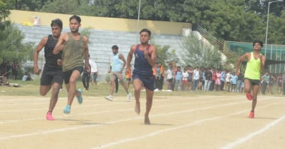 दौड़ लगाते खिलाड़ी